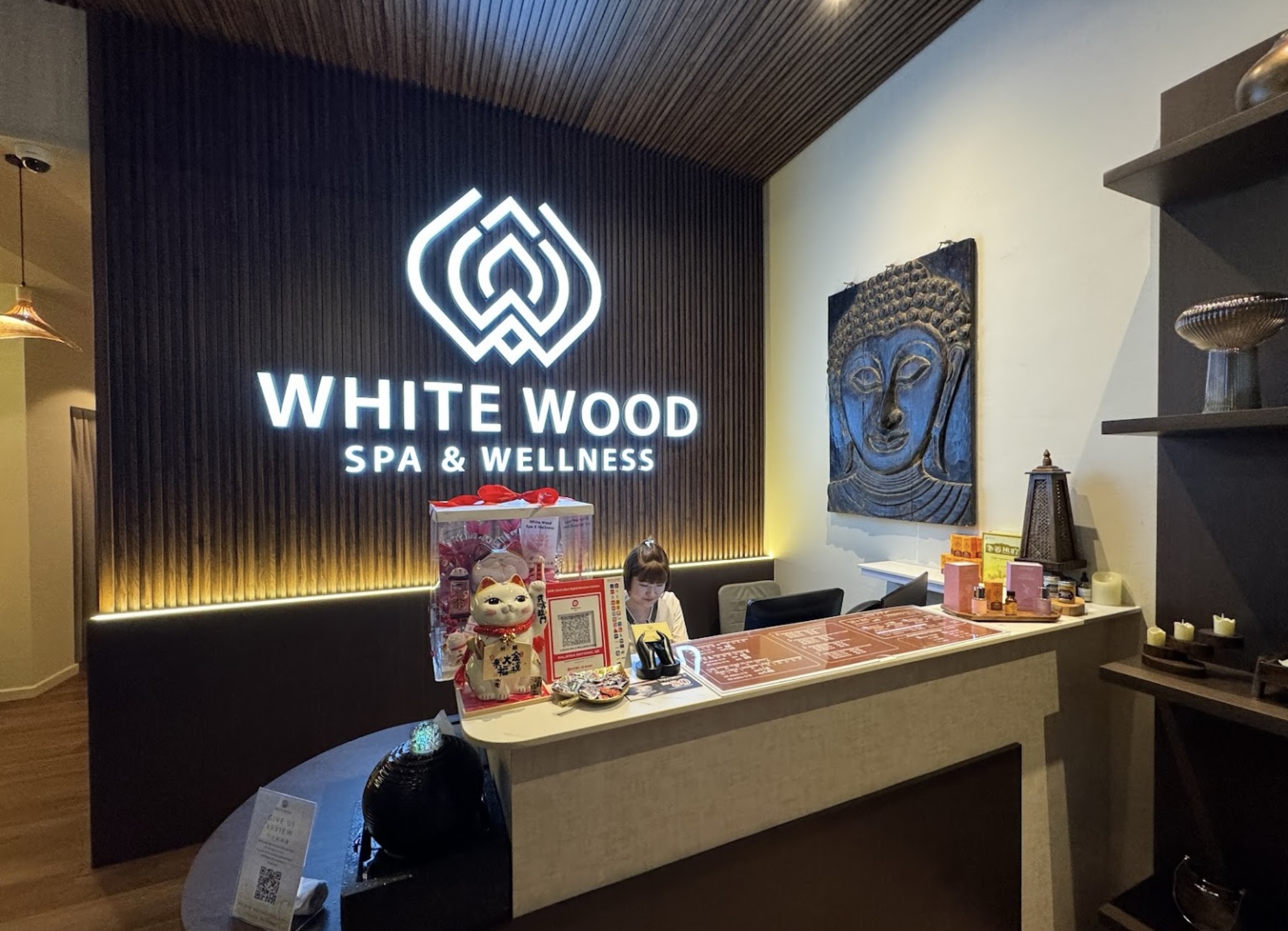 white-wood-spa-entrance-massage-eco-botanic